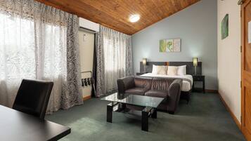 Superior King | Egyptian cotton sheets, desk, soundproofing, iron/ironing board