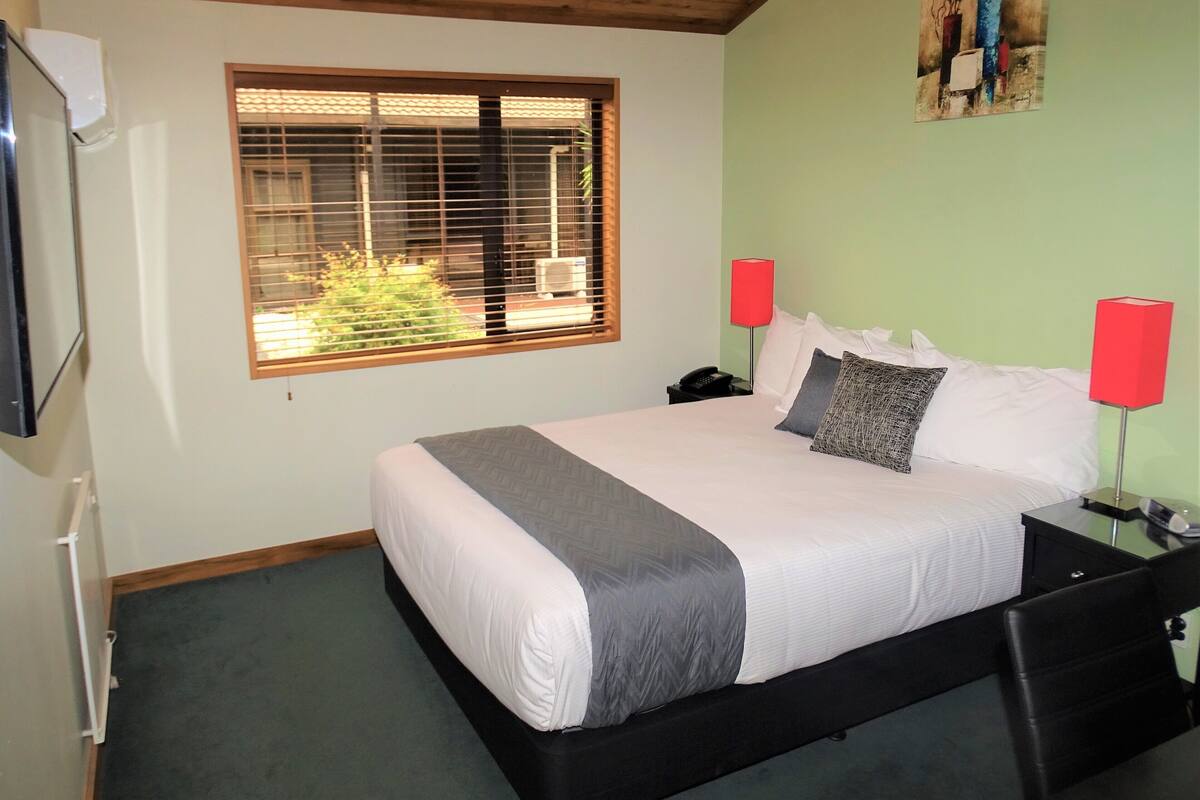 Egyptian cotton sheets, desk, soundproofing, iron/ironing board