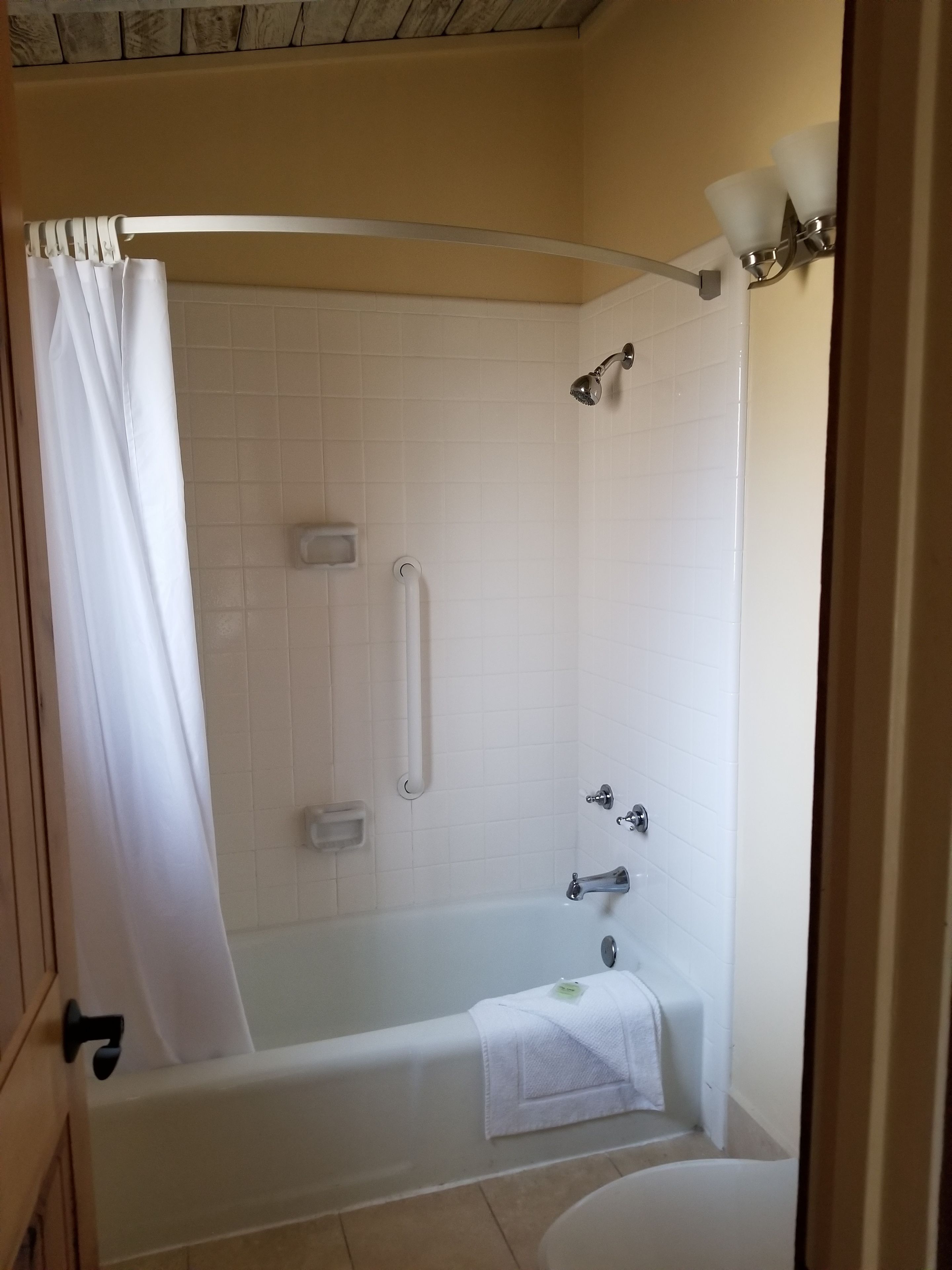 king/king guest rooms | bathroom | combined shower/bathtub, free toiletries, hair dryer, towels