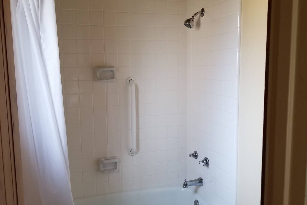 king/king guest rooms | bathroom | combined shower/bathtub, free toiletries, hair dryer, towels