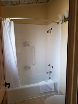King/King Guest Rooms | Bathroom | Combined shower/tub, free toiletries, hair dryer, towels at Carmel Valley Lodge and Resort