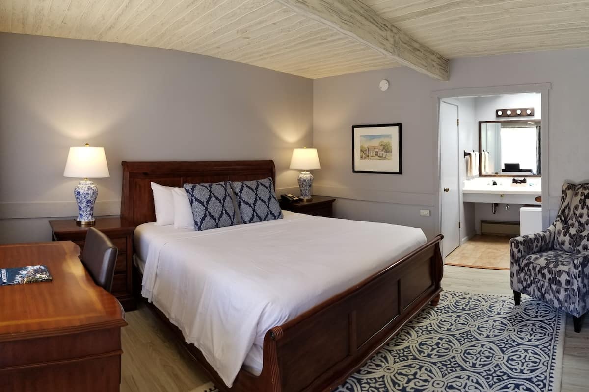 standard room, 1 king bed, mountain view | 1 bedroom, premium bedding, iron/ironing board, free wifi