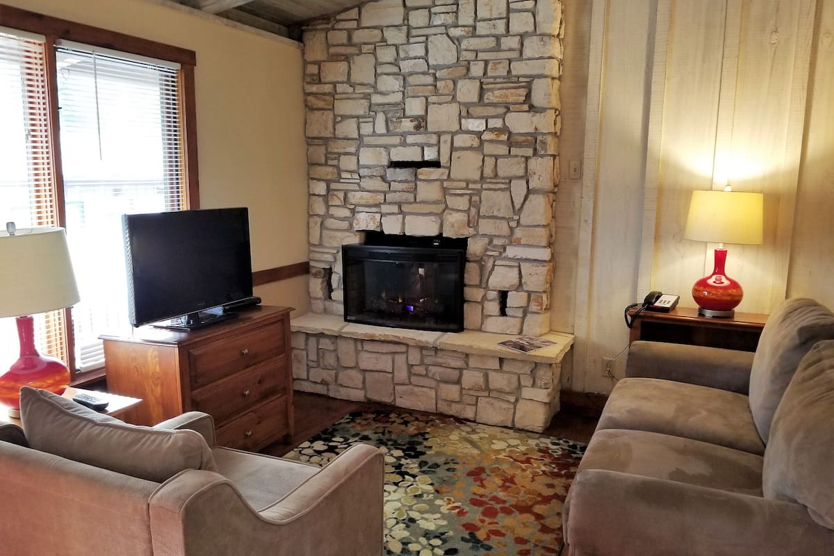 deluxe suite | living area