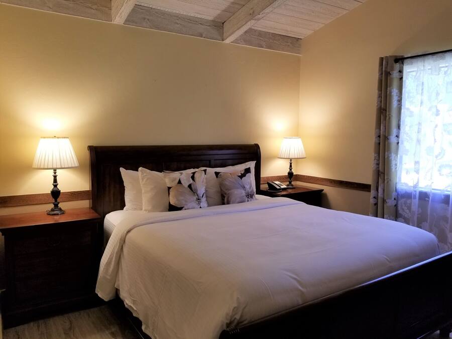 Traditional Room, 2 Bedrooms | Premium bedding, iron/ironing board, WiFi (free), bed sheets