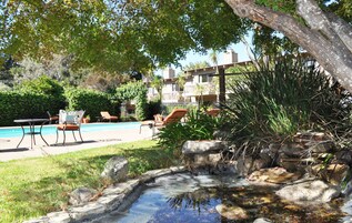 Una piscina al aire libre de temporada
