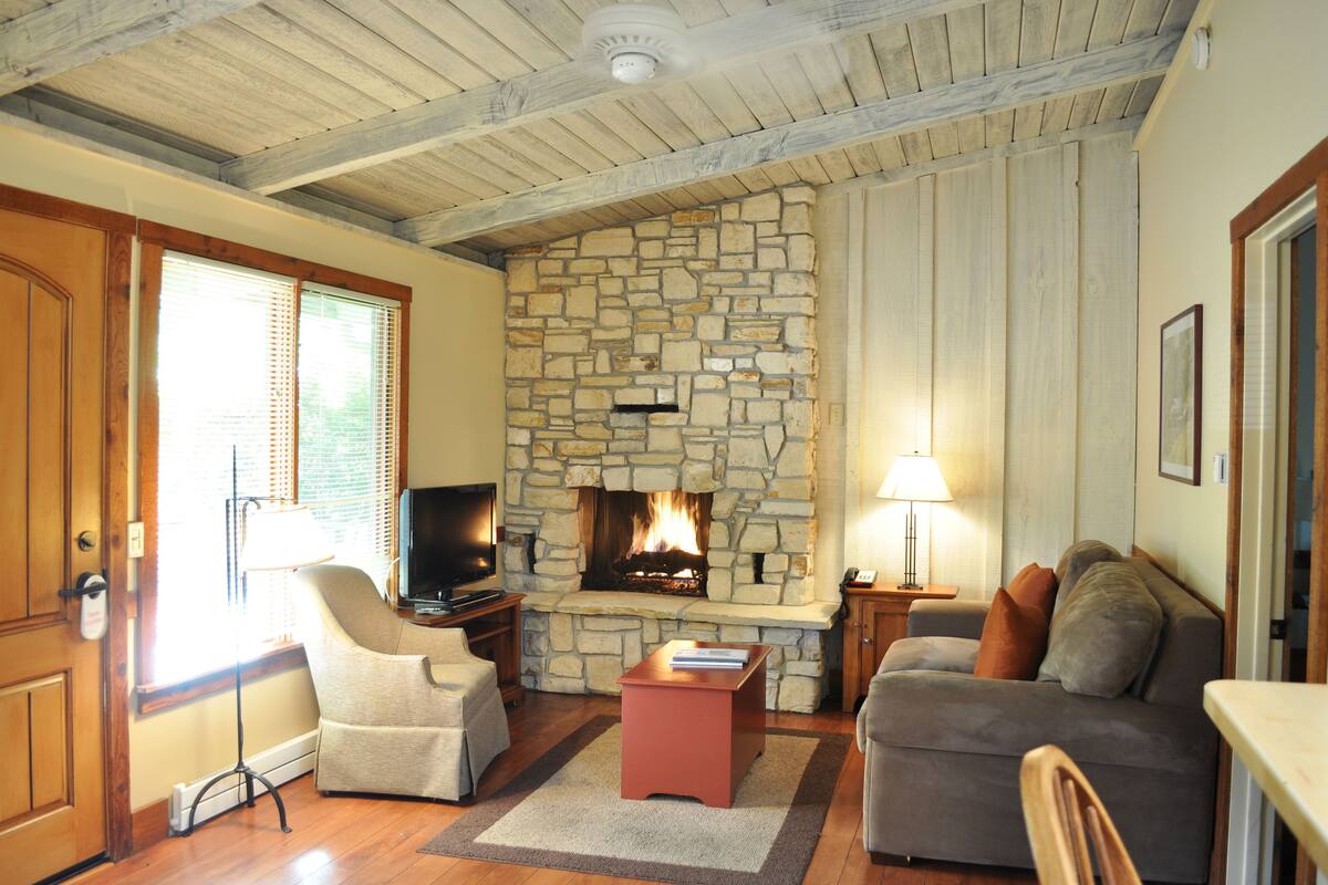 deluxe suite | 1 bedroom, premium bedding, iron/ironing board, free wifi