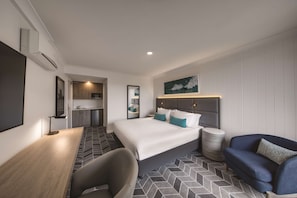 Desk, laptop workspace, blackout curtains, iron/ironing board - Adina Apartment Hotel Coogee Sydney (Coogee)