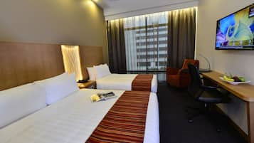 Deluxe Triple Room | In-room safe, desk, soundproofing, iron/ironing board
