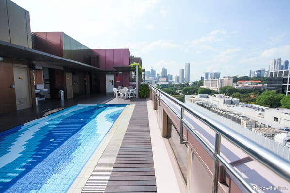 Una piscina al aire libre