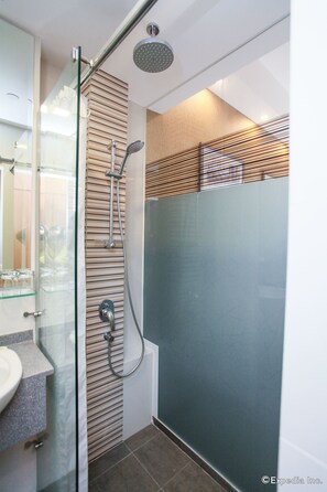 Free toiletries, hair dryer, slippers, towels - Hotel Grand Central (Singapore)