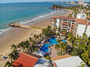 On the beach, kayaking - Luna Palace Hotel and Suites (Mazatlán)