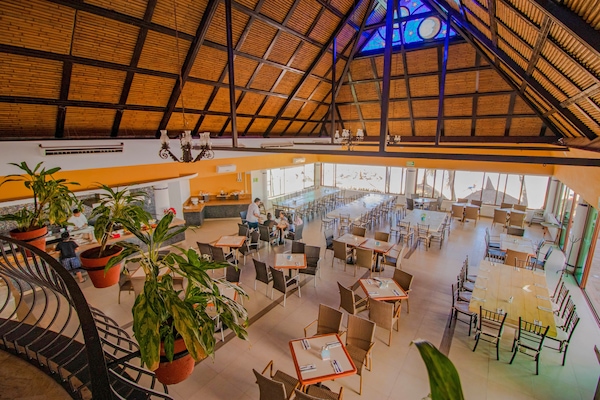 Kahvaltı, öğle yemeği ve akşam yemeği sunulur