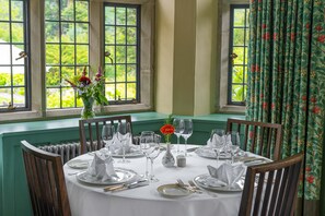 Petit-déjeuner et dîner servis sur place