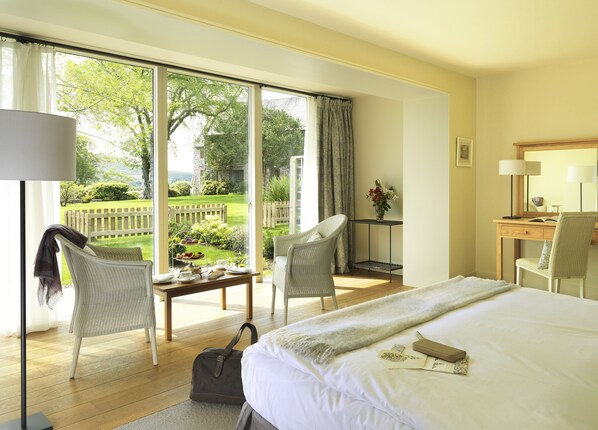 Ropa de cama hipoalergénica y caja de seguridad en la habitación 