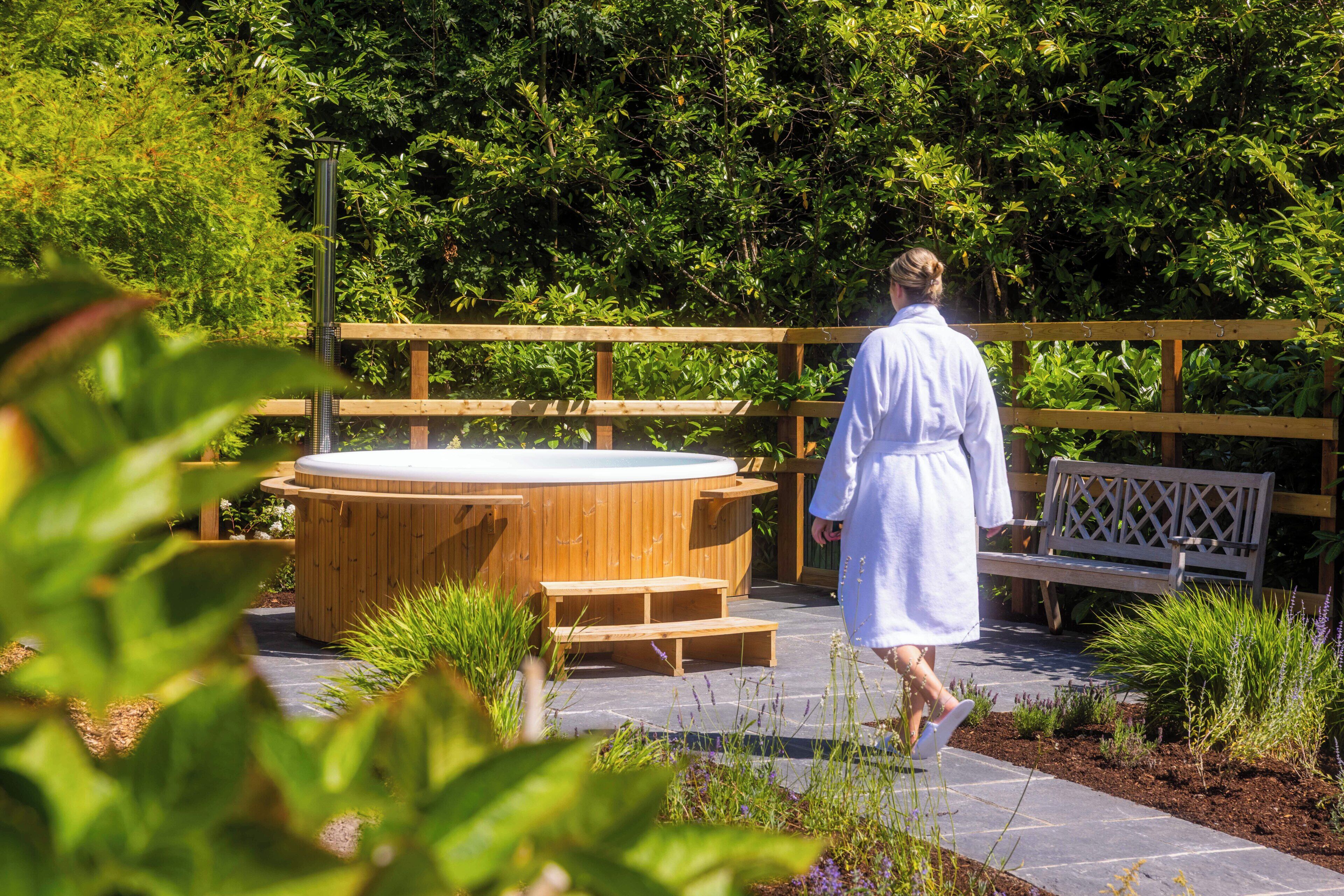 Outdoor spa tub