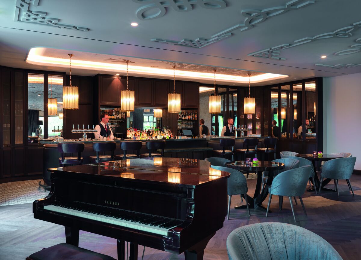 2 bars/lounges, lobby lounge