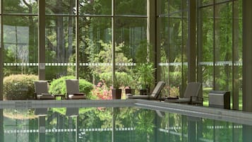 Indoor pool, sun loungers