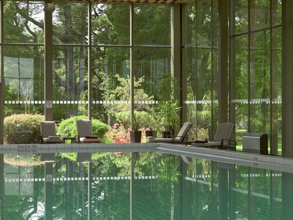 Indoor pool, pool loungers