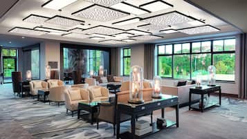 2 bars/lounges, lobby lounge