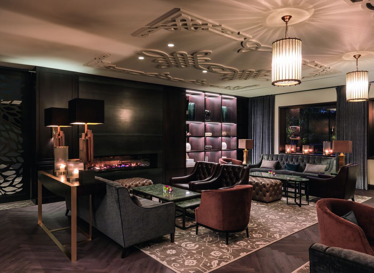 2 bars/lounges, lobby lounge