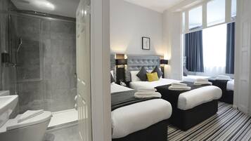 Colchones Select Comfort y caja de seguridad en la habitación