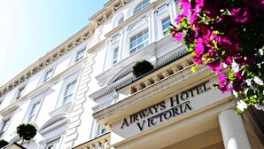 Ein Gebäude mit dem Schild "Airways Hotel Victoria", das es als Hotel kennzeichnet.