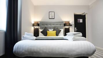 Materassi Select Comfort, una cassaforte in camera, una scrivania