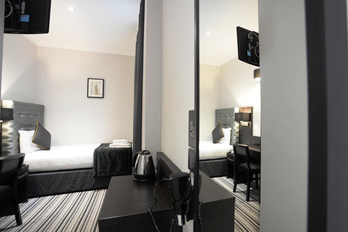 Select Comfort-bedden, een kluis op de kamer, een bureau