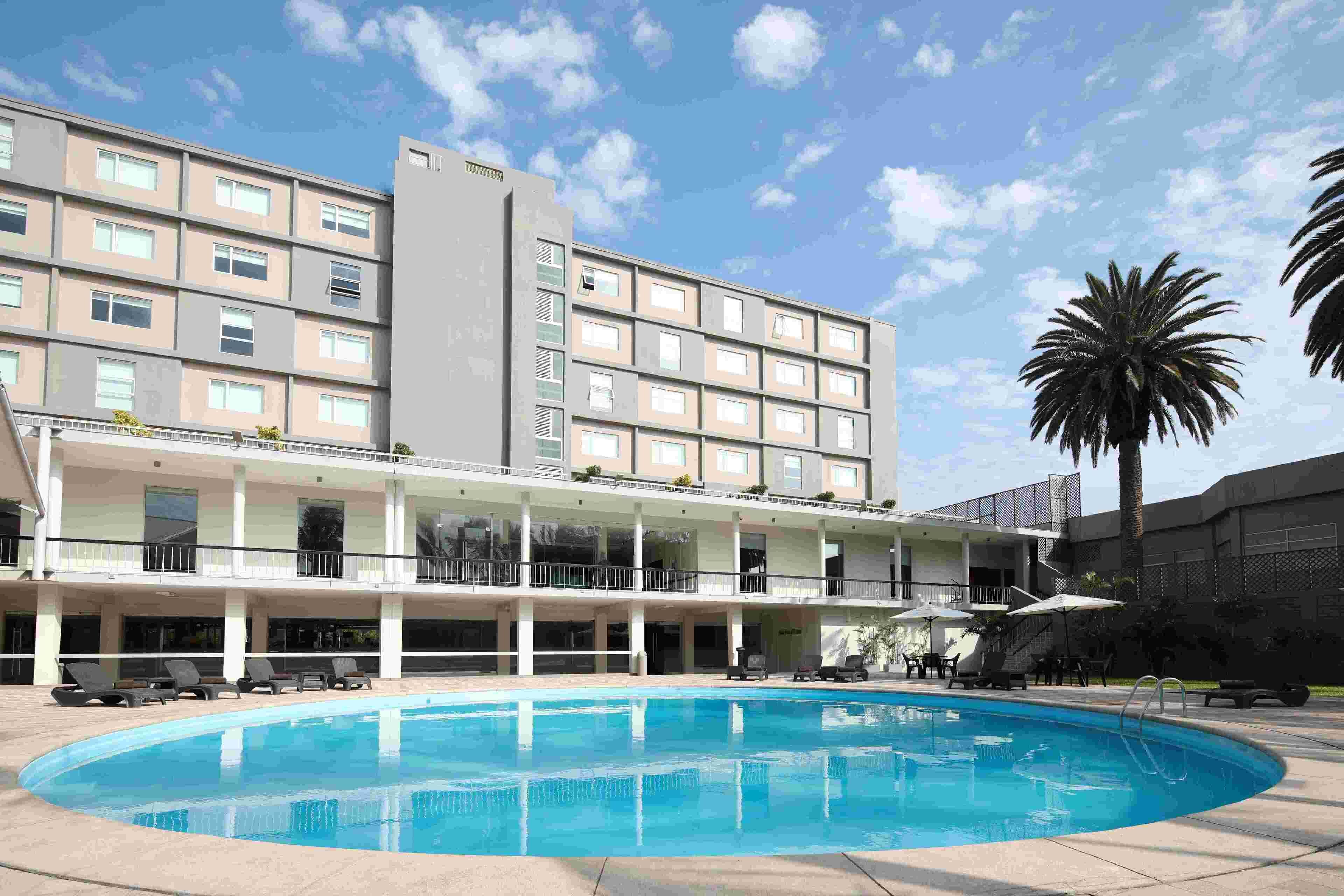 outdoor pool, pool loungers