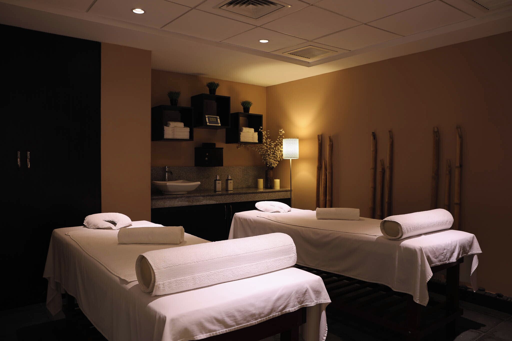 Kroppsbehandlinger, ansiktsbehandlinger og manikyr og pedikyr