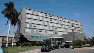 Vista frontal de la propiedad