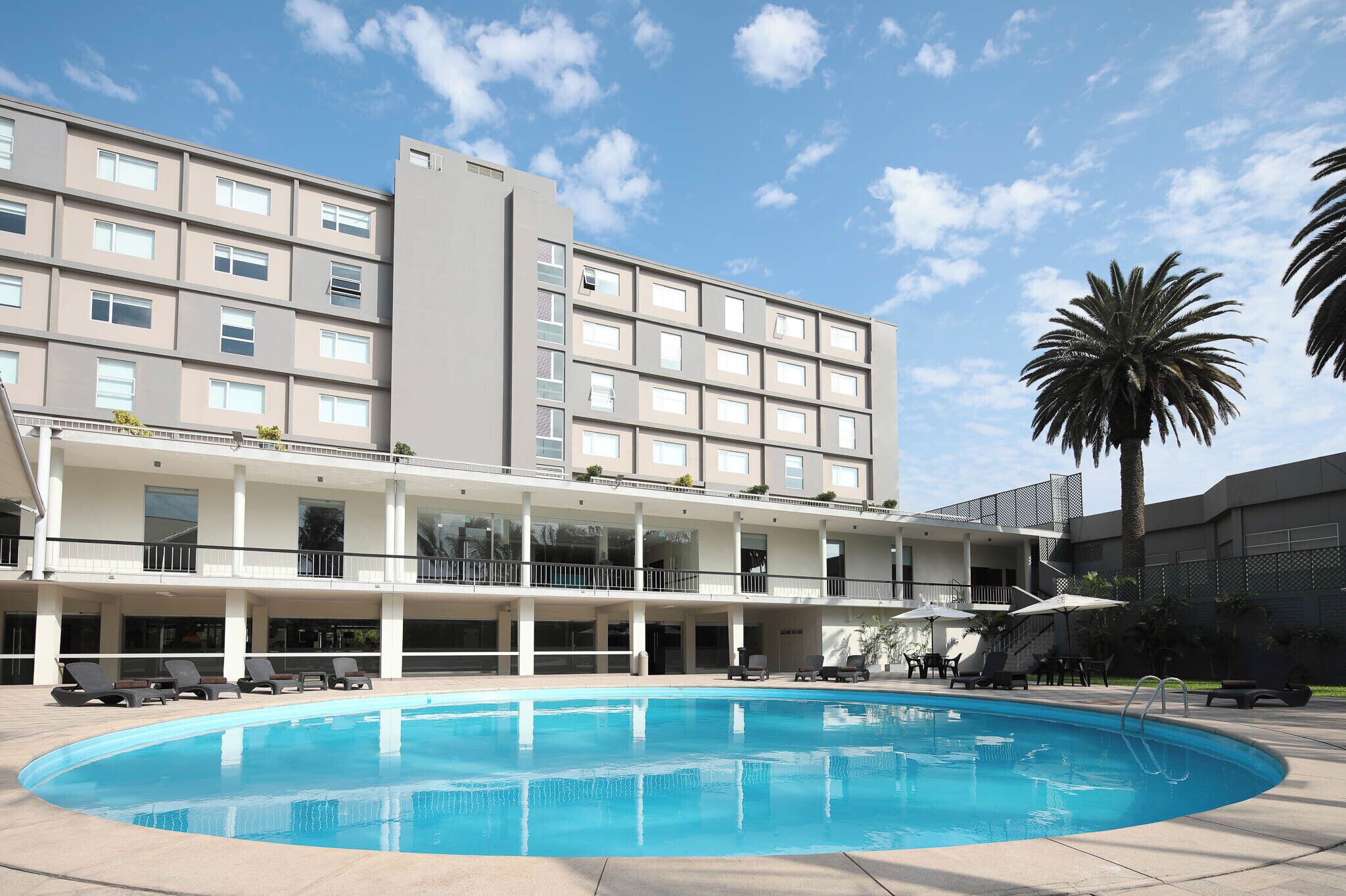 Utendørsbasseng og solsenger