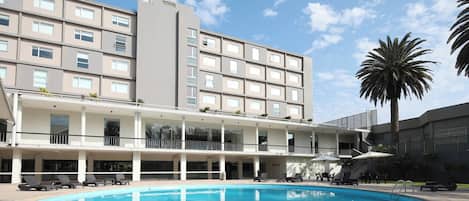 Outdoor pool, pool loungers