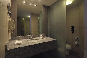 Suite, 1 King Bed | Bathroom | Combined shower/bathtub, hair dryer, bathrobes, towels - Casa Andina Select Chiclayo (Chiclayo)