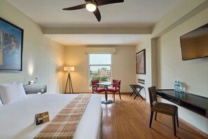 A hotel room with a bed, a desk, a chair, a table, a lamp, and a TV. - Casa Andina Select Chiclayo (Chiclayo)