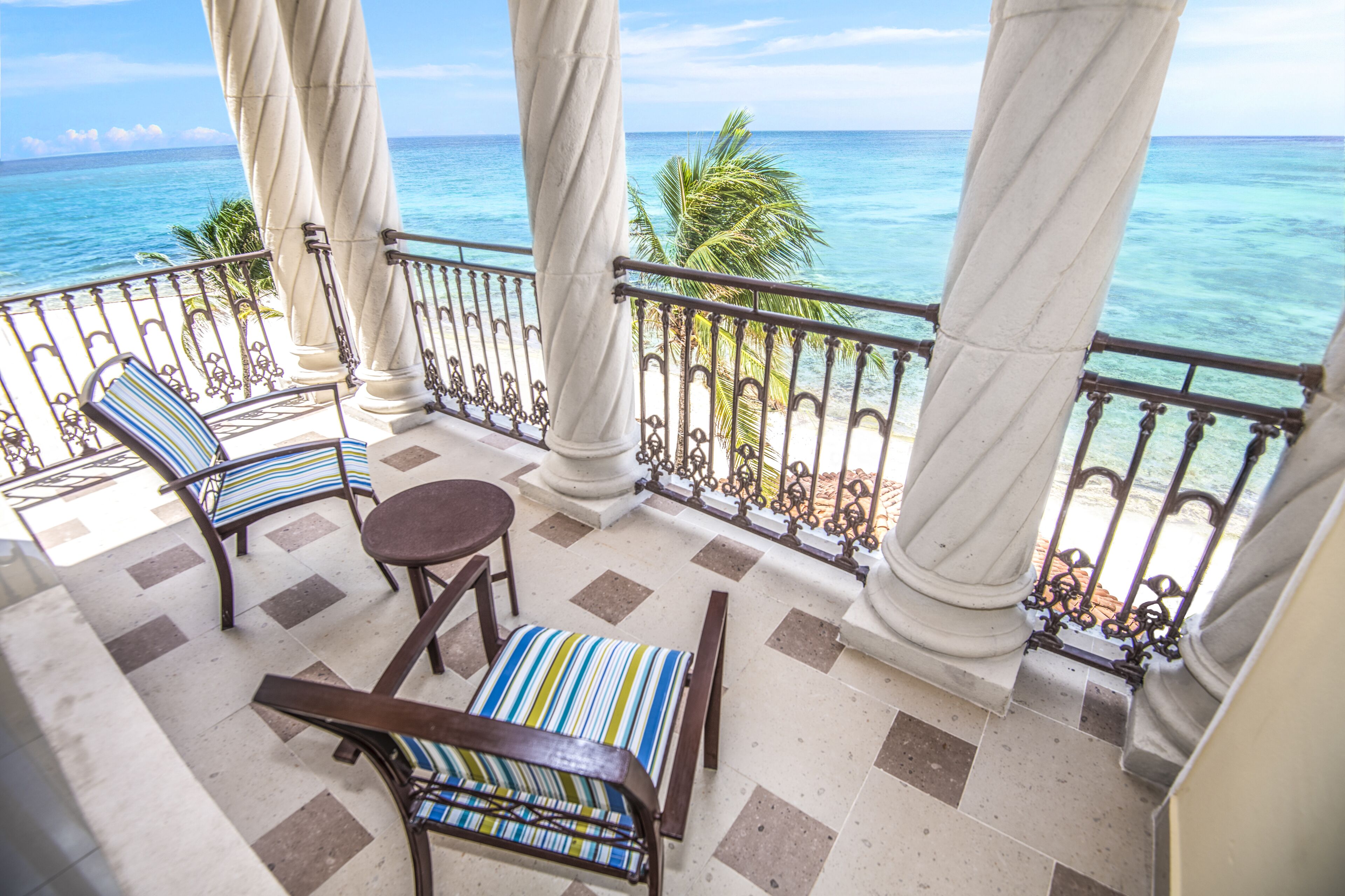 ميني بار وخزنة داخل الغرفة ومكتب وستائر تعتيم