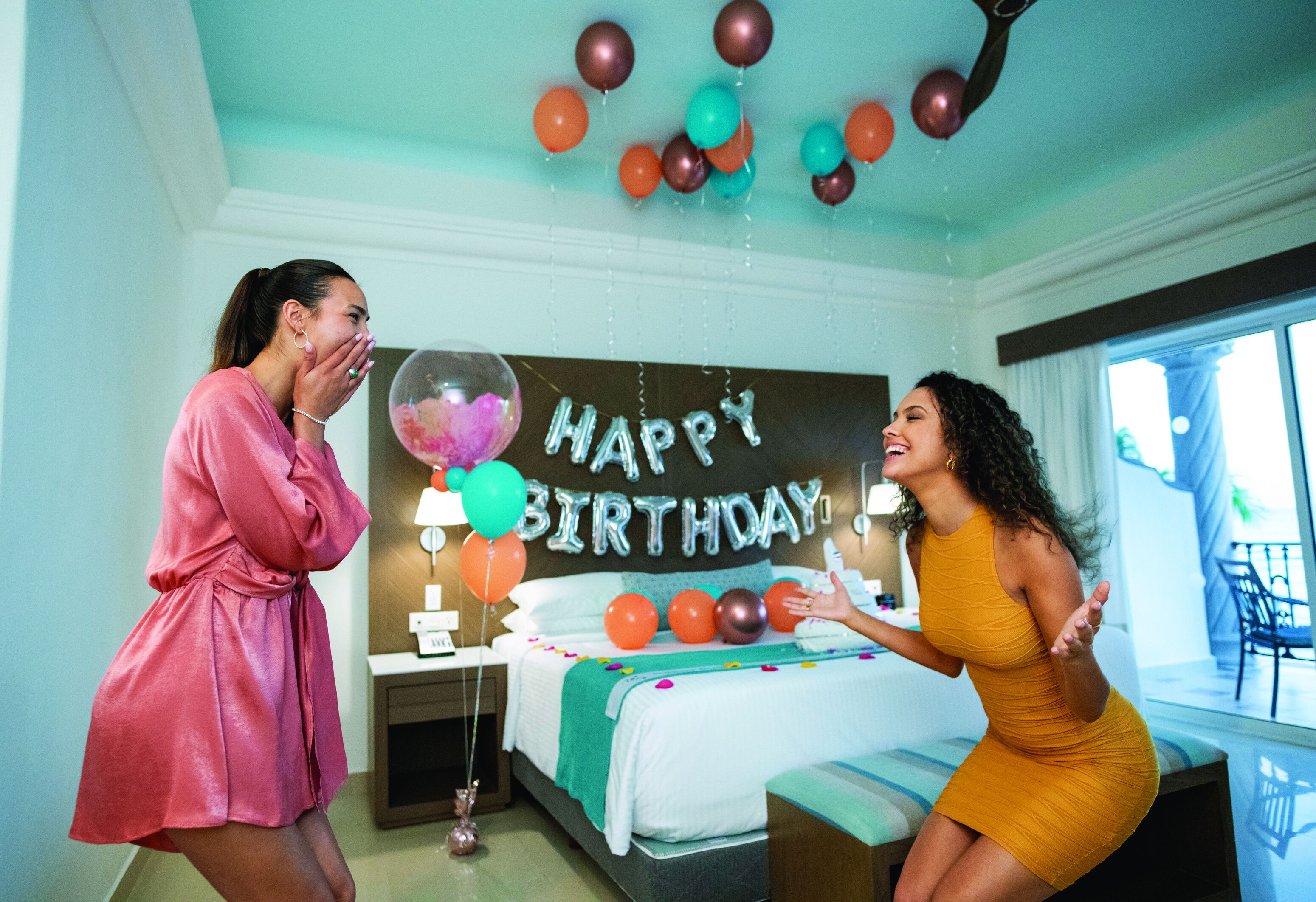 Junior-sviitti, 1 suuri parisänky | Oleskelualue | 55–tuumainen LED-televisio, jossa kaapelikanavat