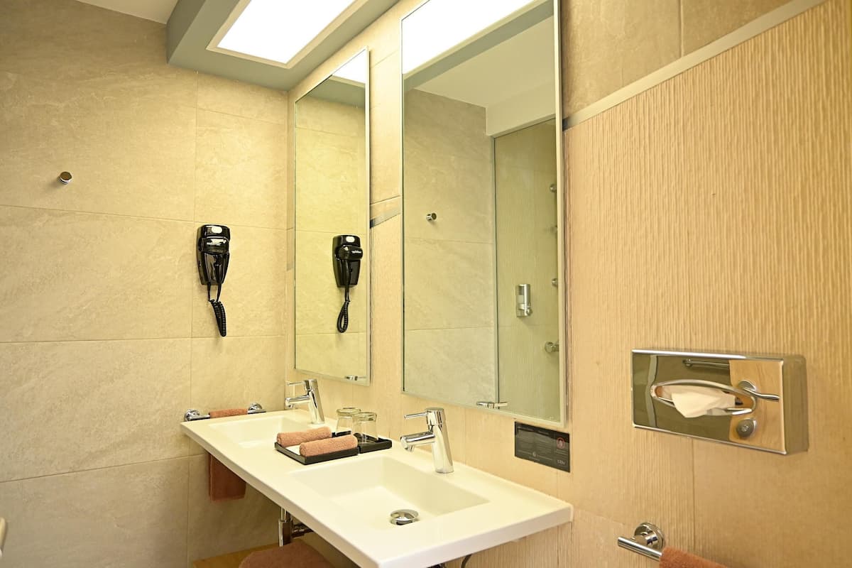 Bathroom | Combined shower/tub, eco-friendly toiletries, hair dryer, towels