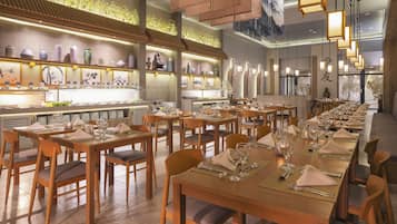 Un restaurante con mesas y sillas de madera, impecablemente dispuesto con vajilla.