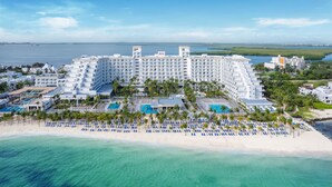 Un gran complejo turístico con varias edificaciones, una playa y una zona de piscina.