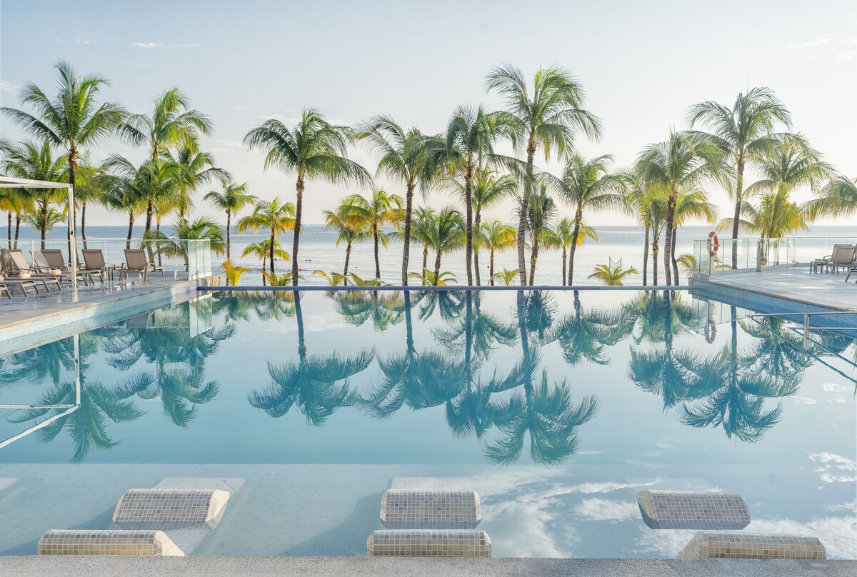 5 piscines extérieures, parasols, chaises longues