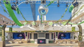 4 albercas al aire libre, sombrillas en la alberca y camastros