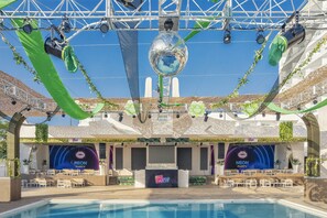 4 piscinas al aire libre, sombrillas, sillones reclinables de piscina