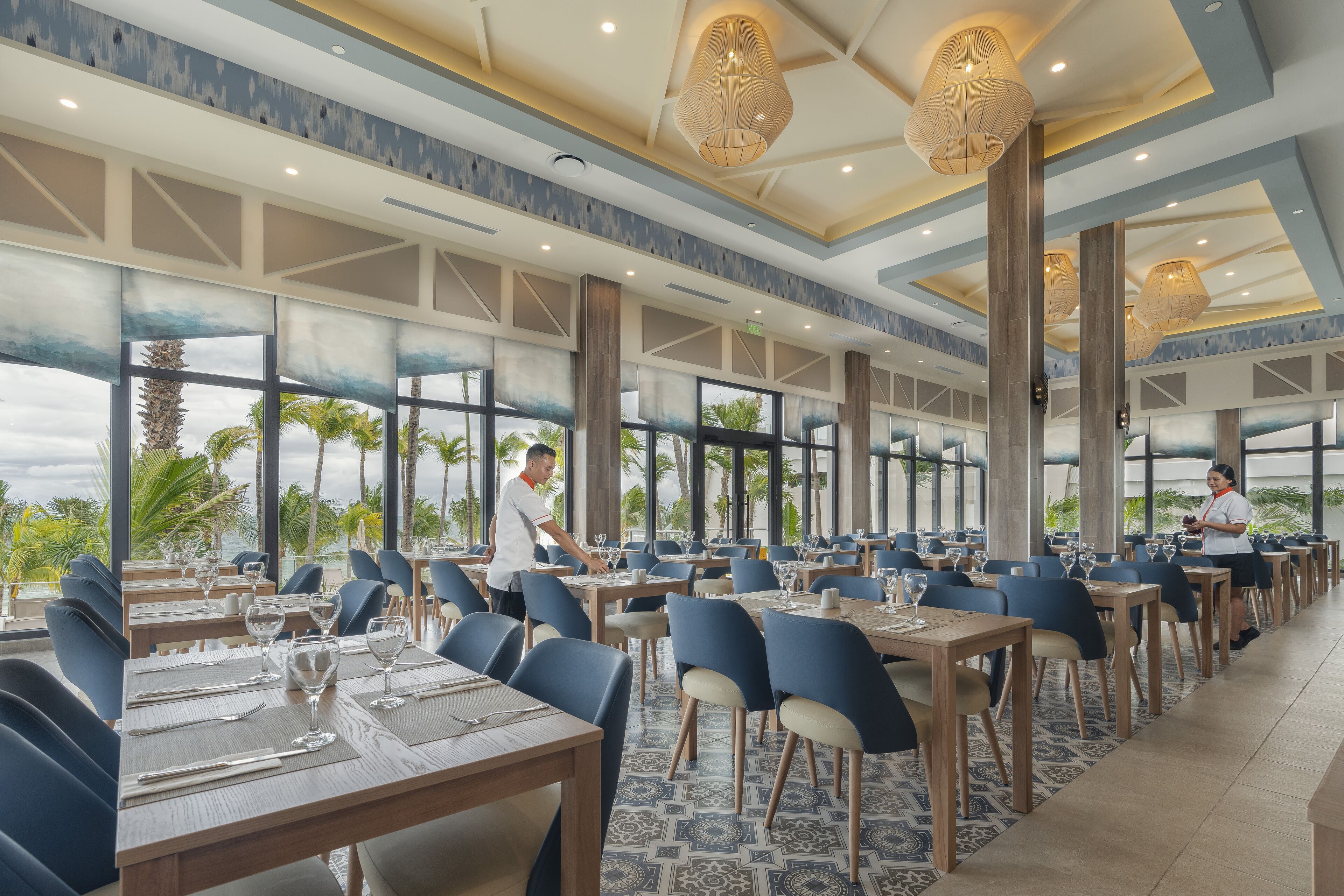 5 restaurantes, se sirven desayunos, comidas, cenas y cocina mexicana