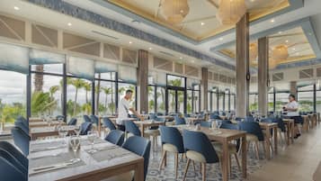 5 restaurantes, se sirven desayunos, comidas, cenas y cocina mexicana