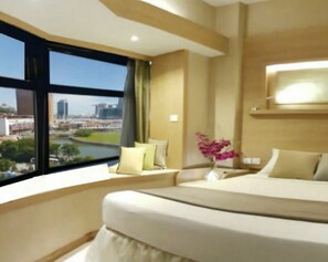 Peti besi dalam bilik, meja, langsir/tirai gelap terus 