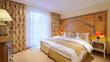 Minibar, Zimmersafe, individuell dekoriert, Schreibtisch