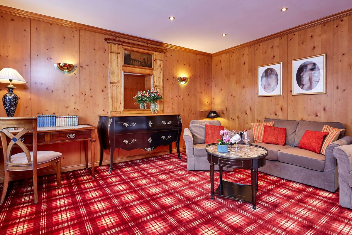 suite, balcony | living area | flat-screen tv, dvd player