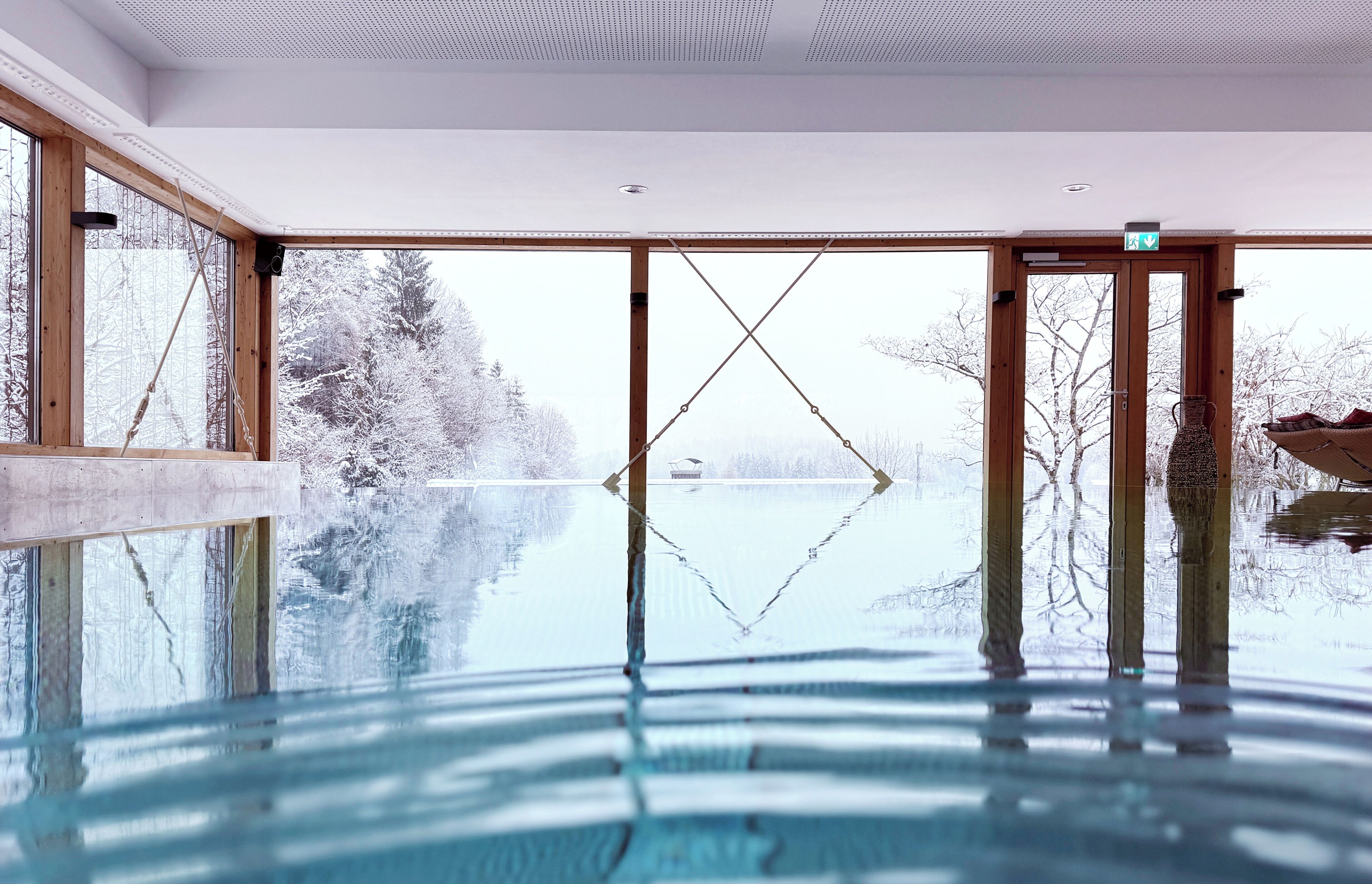 من حمّامات السباحة المغطاة، مقاعد للتشمس