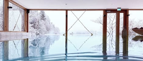 Alberca techada y camastros